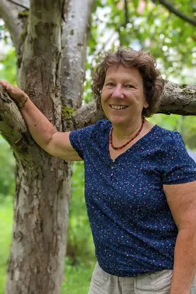 Anna Gutstein am Baum stehend